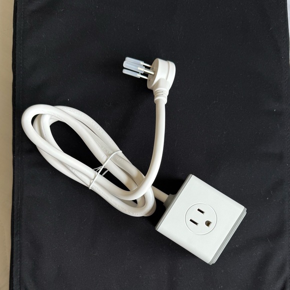 Huntkey 4 Outlets Surge Protector 3 USB Ports 5V/2.4A,5-Foot SMC 40724 Open Box - Picture 14 of 15